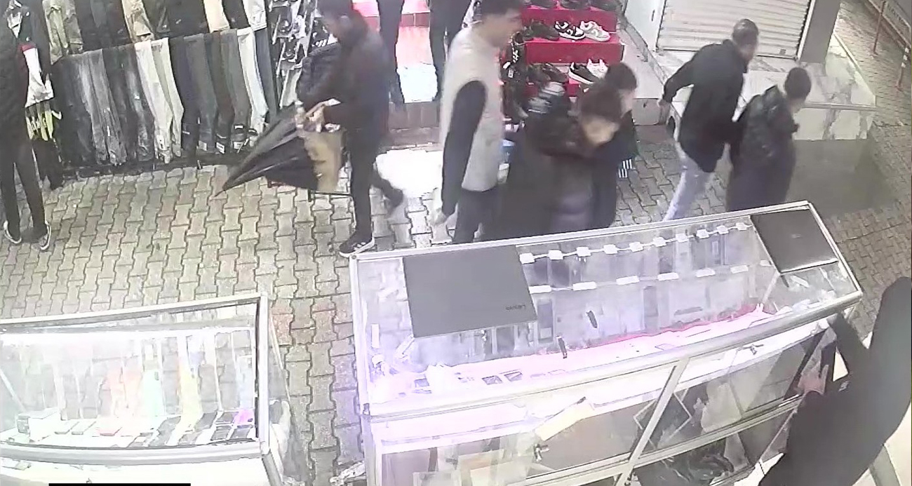 Cep Telefonu Hırsızlığı Kamerada: Adana’da Bir Mağaza Soygunu