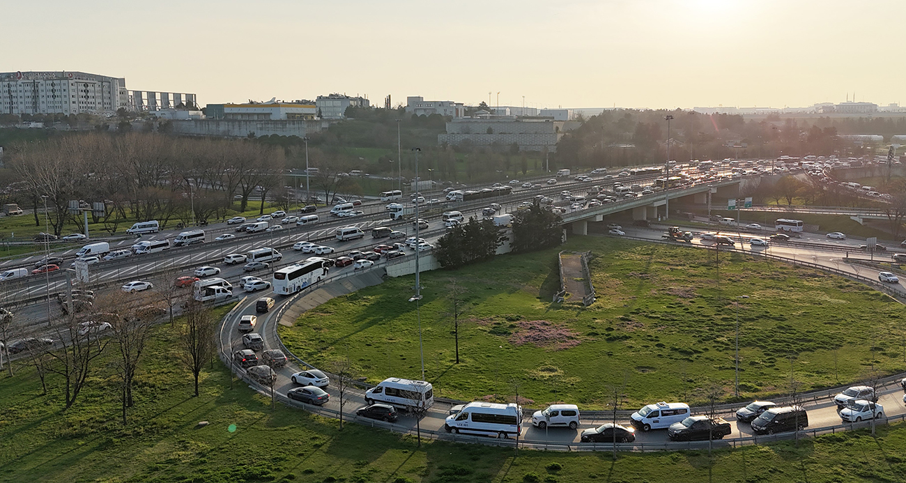 Çobançeşme Kavşağı’ndaki Trafik Sorunu Sürücüleri Çileden Çıkarıyor