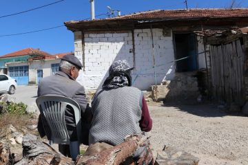 Denizli’de Deprem Sonrası Evleri Hasar Gören Çiftin Zor Anları