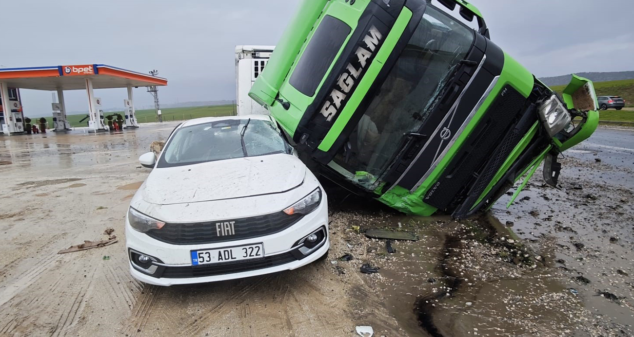 Diyarbakır’da Tır Devrilme Anı Güvenlik Kamerasında