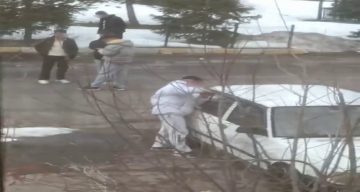 Erzurum’da Gündüz Vakti Araba Kapısını Tornavida ile Açmaya Çalışan Gençler Kamerada