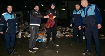 Esenyurt’ta Temizlik İşçileri Çöpte Buldukları Altınları Sahibine İade Etti