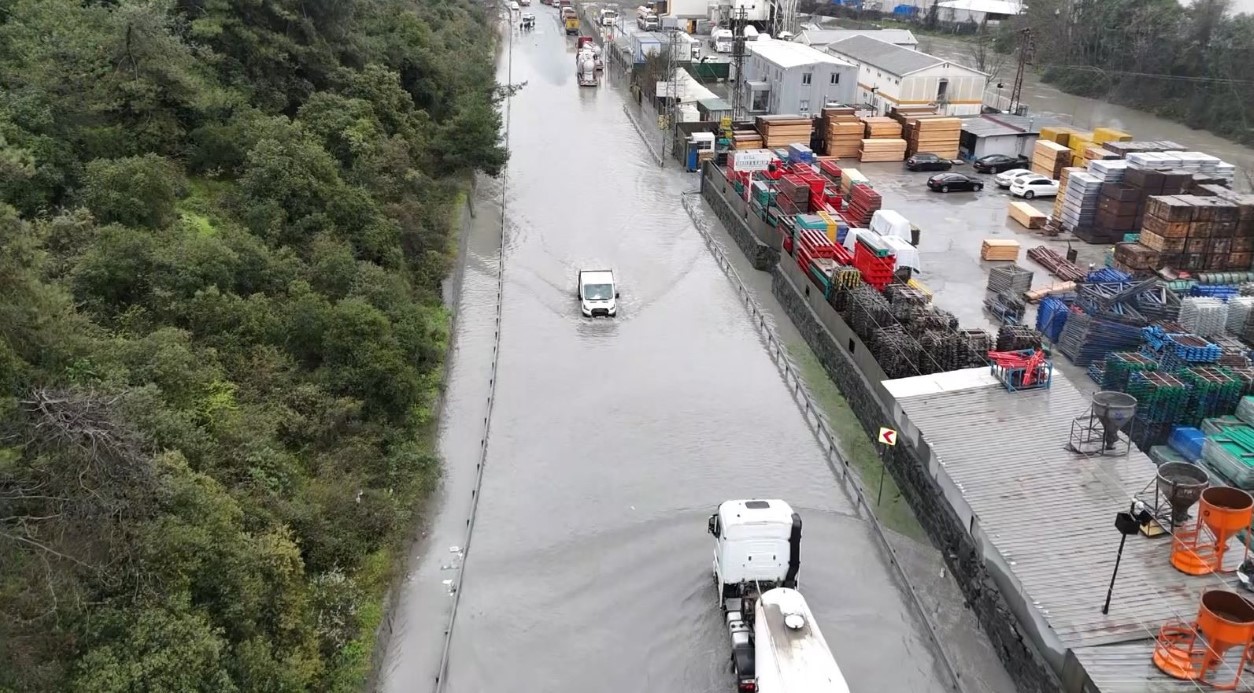 Eyüpsultan’da Şiddetli Yağış Sonucu Yollar Göle Dönüştü