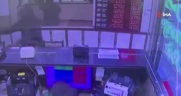 Fatih’te Döviz Bürosunda Gergin Anlar: Silahlı Soygun Girişimi Kamerada