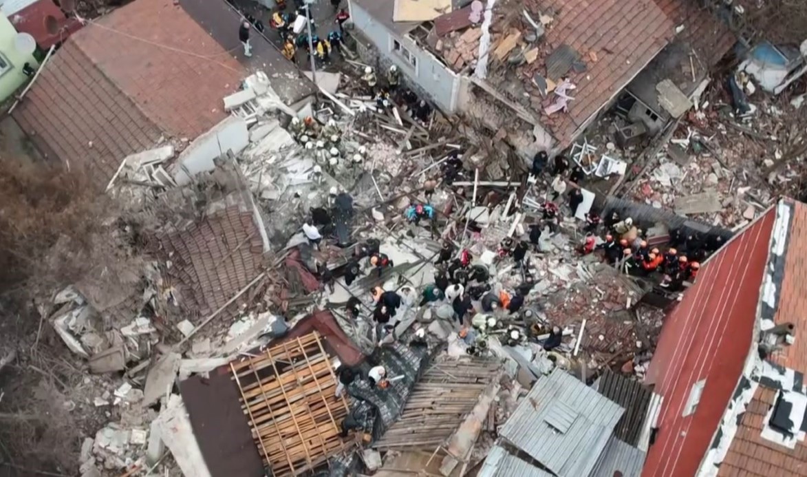 Fatih’te İki Gecekondu Çöktü: 7 Kişi Yaralandı!