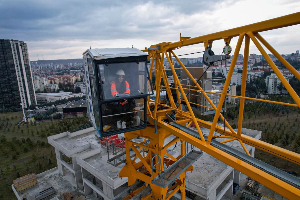 Genç Kule Vinç Operatörü Mera Coşkun, Gökyüzünde Ekmeğini Kazanıyor
