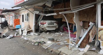 Hatay Defne’de Kontrolünü Kaybeden Otomobil İş Yerlerine Daldı