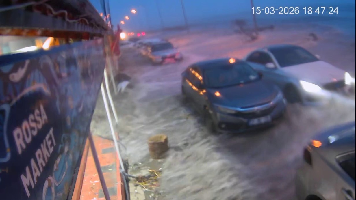 Hatay Samandağ’da Fırtına Denizi Taşırdı, İş Yerleri Hasar Gördü