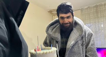 Hatay’da Telefon Bağımlısı Gencin Duygusal 25. Yaş Günü Kutlaması