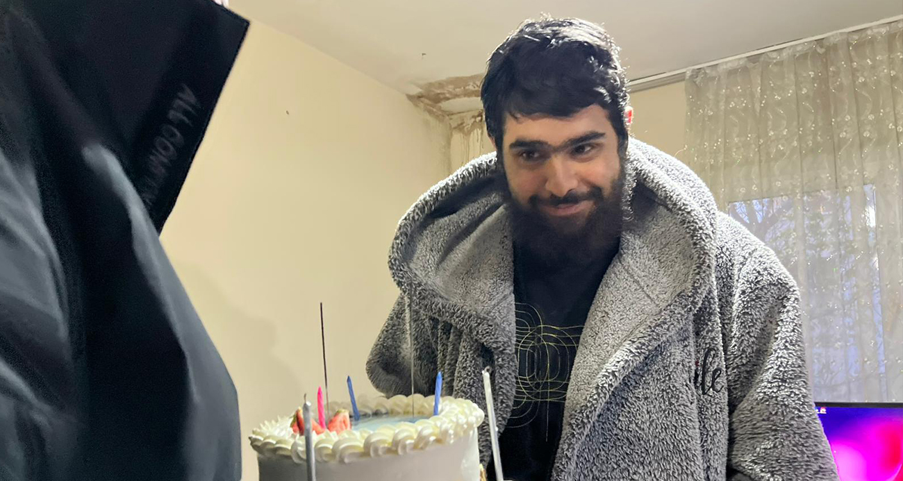 Hatay’da Telefon Bağımlısı Gencin Duygusal 25. Yaş Günü Kutlaması