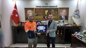 İmranlı’da Belediye Çalışanından Örnek Davranış: Paspaslanan Market Zeminine Saygı