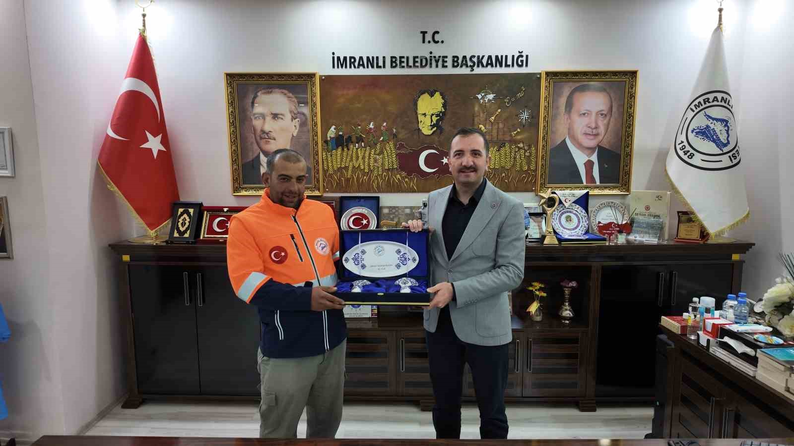 İmranlı’da Belediye Çalışanından Örnek Davranış: Paspaslanan Market Zeminine Saygı