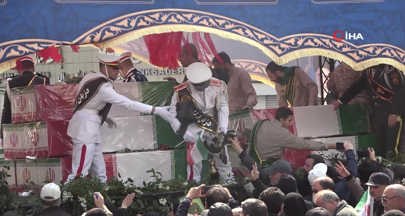 İran’da Üst Düzey Yetkililer ve Askerler İçin Düzenlenen Büyük Cenaze Töreni