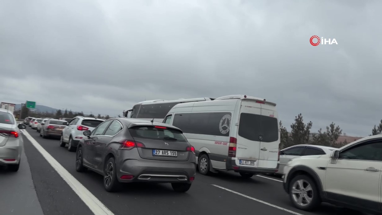 İstanbul’da Bayram Dönüşü Trafik Yoğunluğu Başladı