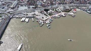 İstanbul’da Sağanak Yağış Sonrası Haliç’te Çamurlu Manzara