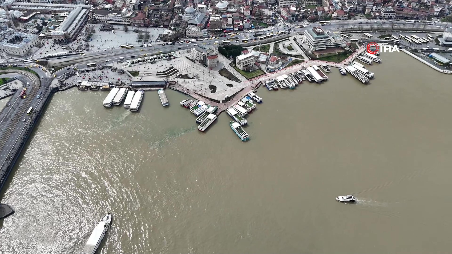 İstanbul’da Sağanak Yağış Sonrası Haliç’te Çamurlu Manzara