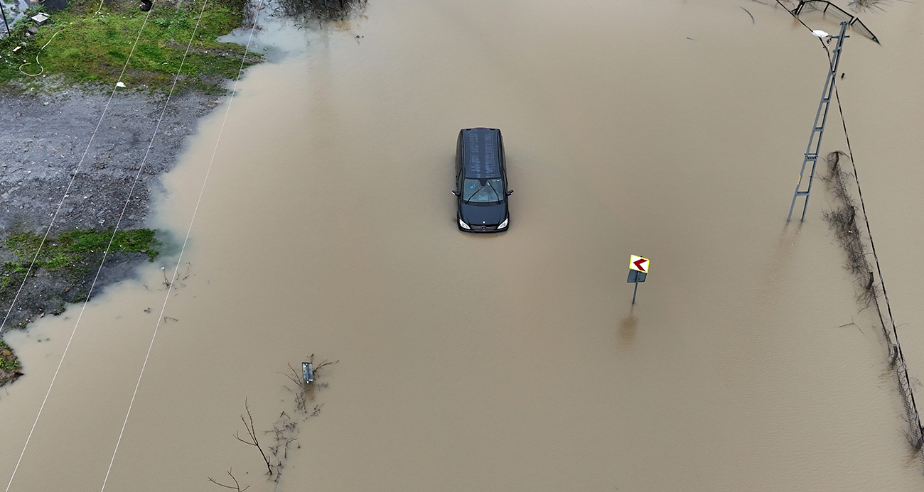 İstanbul’da Sel Sularına Kapılan Araç ve Sürücüsünün Kurtarılma Anları