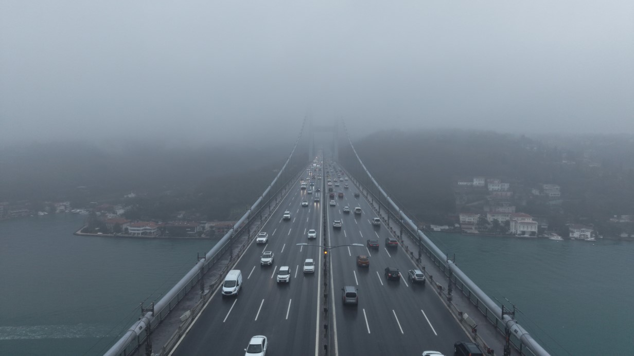 İstanbul’da Sis Büyüledi: 15 Temmuz Şehitler Köprüsü’nden Etkileyici Görüntüler