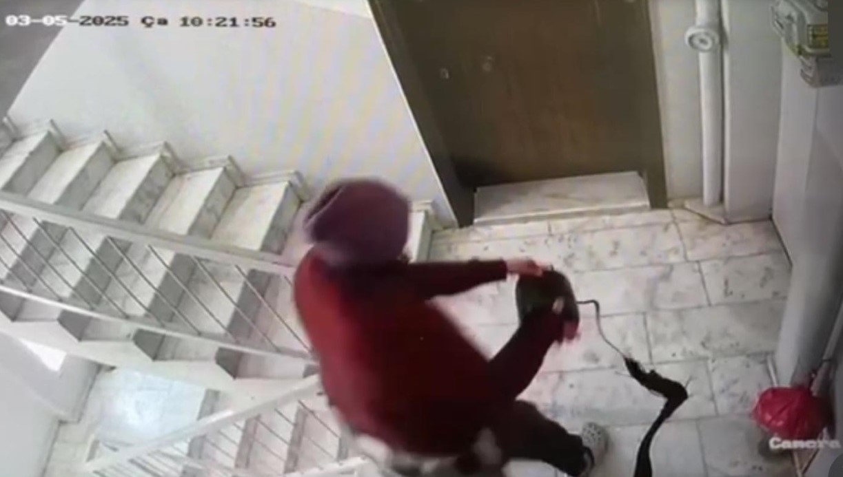 İzmir Buca’da Komşu Kâbusu: Akıl Sağlığı Sorunları Olan Bir Kişi Apartmanı Yaşanmaz Hale Getirdi