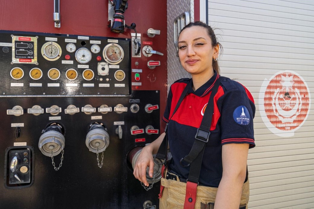 İzmir’in Cesur Yüreği: İtfaiyeci İrem Gül Altundaş’ın İlham Veren Hikayesi