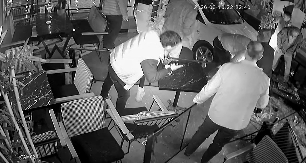 İzmit’te Kontrolden Çıkan Otomobil Kafeye Girdi: 2 Yaralı