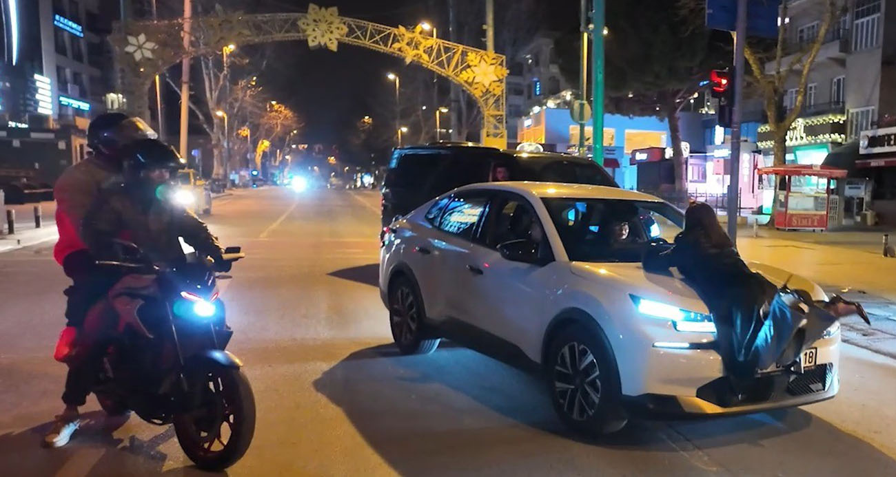 Kadıköy’de Alkollü Yolcunun Tehlikeli Hareketleri Polisi Harekete Geçirdi