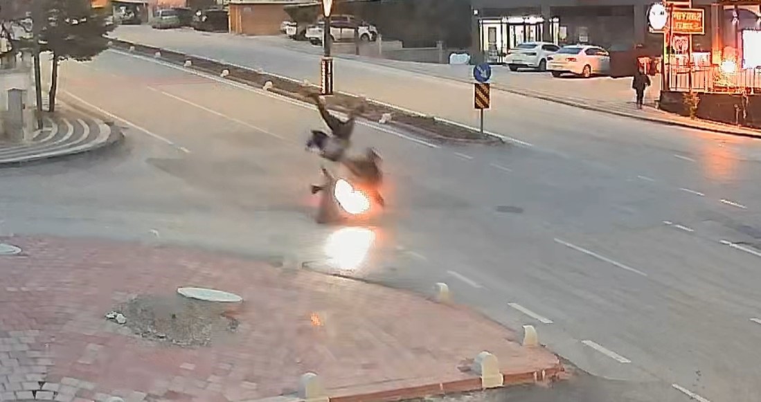 Karaman’da Trafik Kazası: Yaya ve Motosiklet Sürücüsü Yaralandı