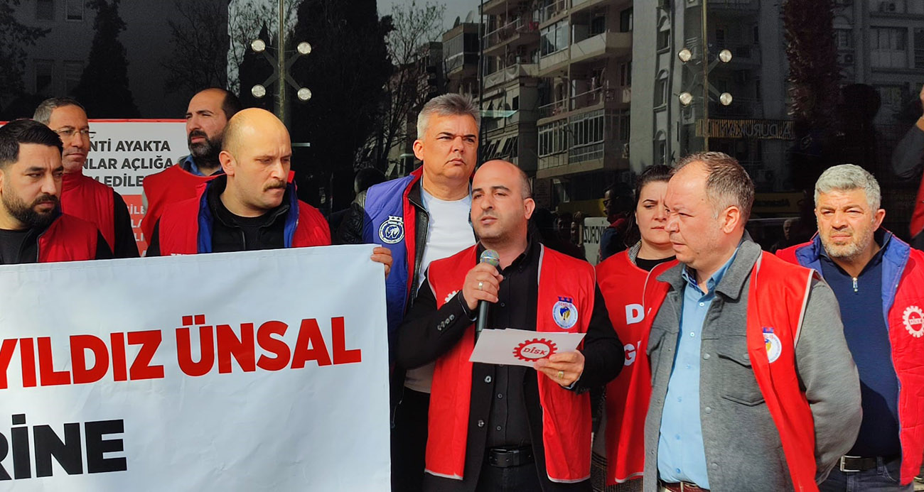 Karşıyaka Belediyesi Önünde Maaşlarını Alamayan İşçilerden Protesto