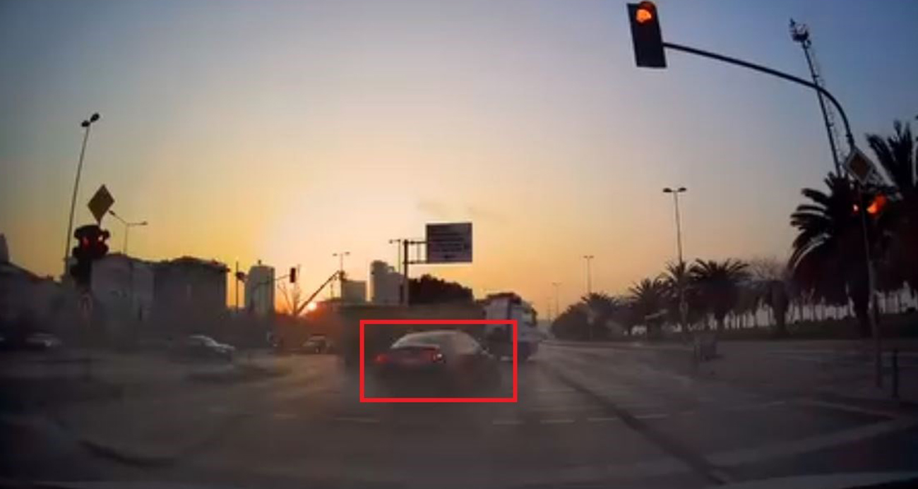 Kartal’da Korkutan Trafik Kazası: Otomobil Otobüs Durağına Girdi