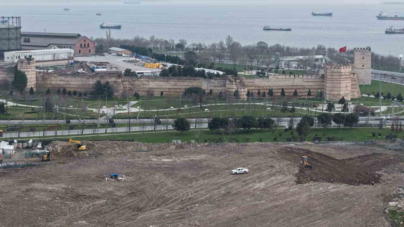Kazlıçeşme Meydanı’nda Molozlar Temizleniyor