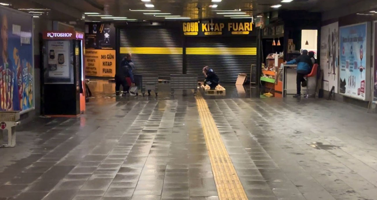 Mecidiyeköy Metro Alt Geçidi Su Altında! Görevliler Kovalarla Müdahale Ediyor