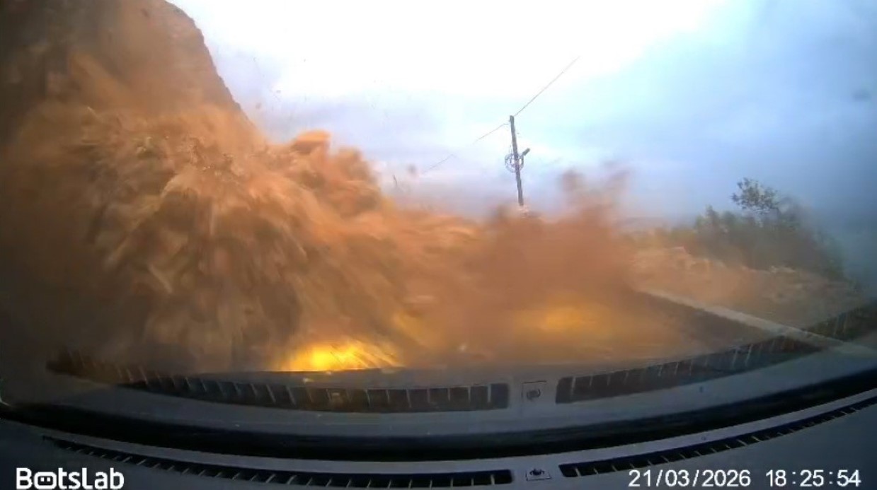 Mersin-Antalya Karayolunda Meydana Gelen Heyelanın Şok Anları Kameralara Yansıdı