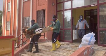 Mersin Erdemli’de Bir Evden 7 Kamyonet Dolusu Çöp Çıkarıldı