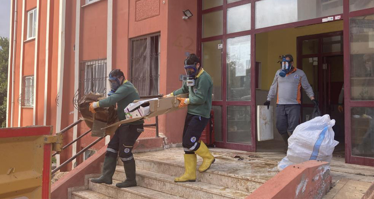 Mersin Erdemli’de Bir Evden 7 Kamyonet Dolusu Çöp Çıkarıldı