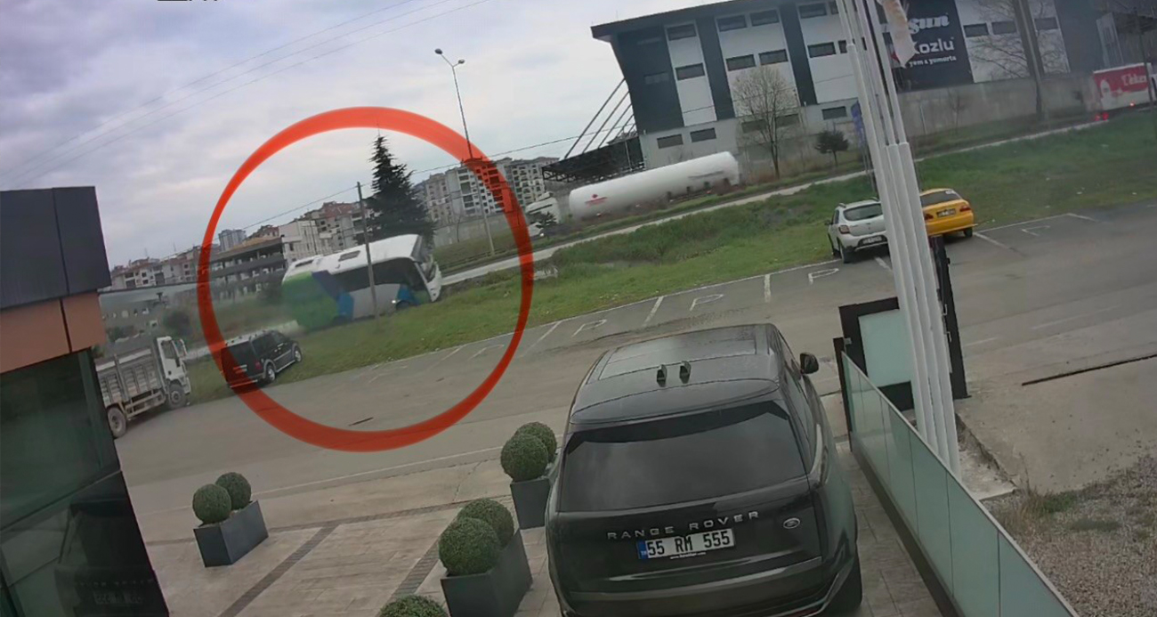 Öğrencileri Taşıyan Midibüsün Kaza Anı Kameralara Yansıdı