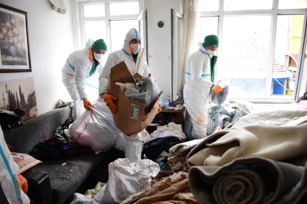 Osmangazi Belediyesi, Çöp Dolu Evi Temizledi: 4 Kamyon Atık Çıkarıldı