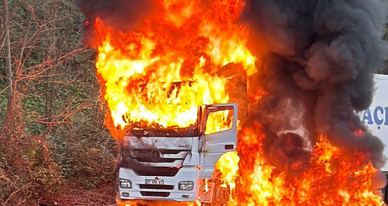 Rize’de Seyir Halindeki Tır Alev Topuna Döndü