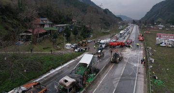 Sakarya’da Tır Kazası: D-650 Karayolu Felç Oldu