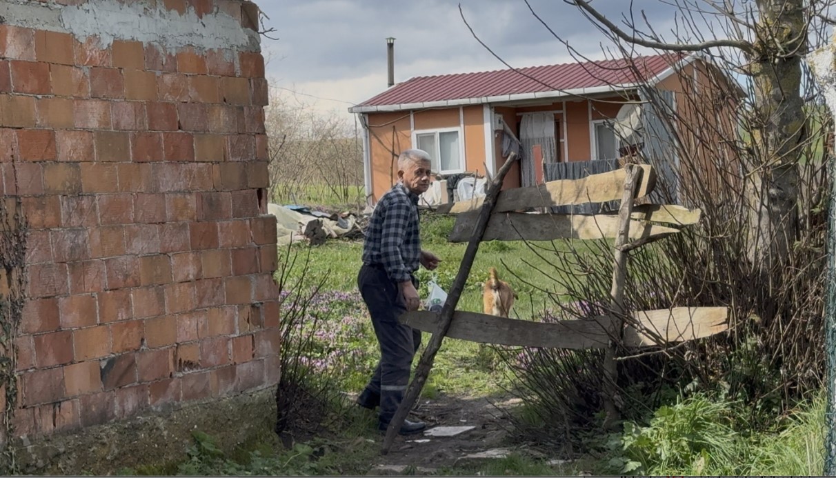 Sakarya’da Ulaşım Engeli: Yaşlı Adam 10 Yıl Boyunca Tarlalardan Yürüyerek Evine Ulaşıyor