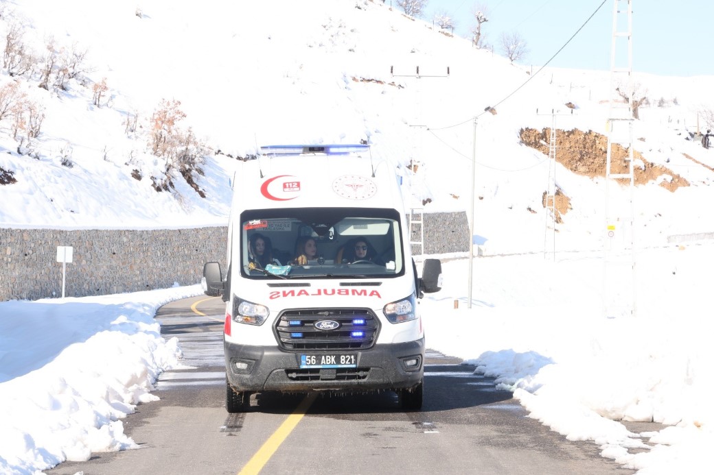 Siirt’in Cesur Kadın Ambulans Şoförü: Zorlu Yolların Kahramanı