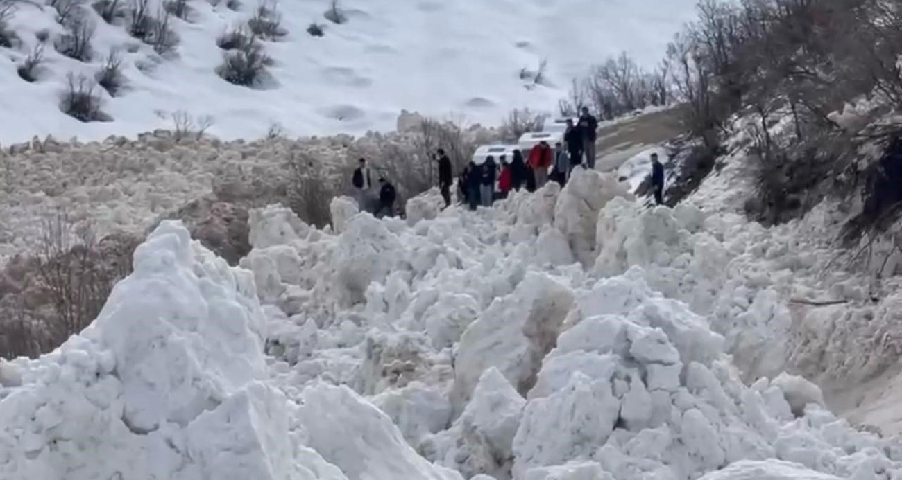 Şırnak’ta Öğrenci Servisi Çığ Tehlikesi Atlattı