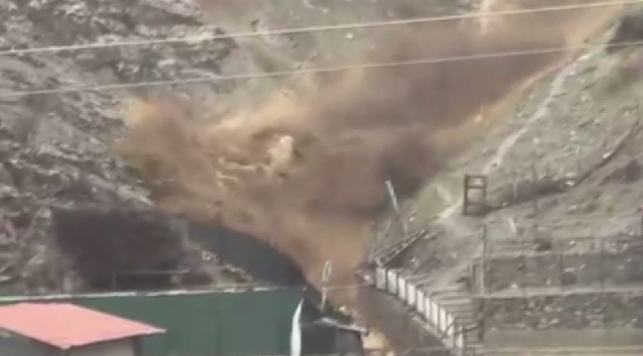 Şırnak’ta Sel Felaketi: Güvenlik Görevlisi ve Köpeklerin Mücadelesi Kameralara Yansıdı