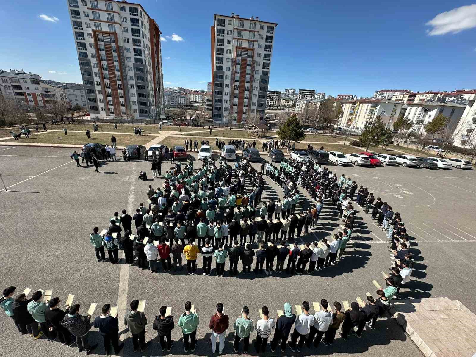 Sivas’ta 302 Genç, ‘1 Dakikada 1 Hatim’ Etkinliği ile Kuran-ı Kerim’i Hatmetti