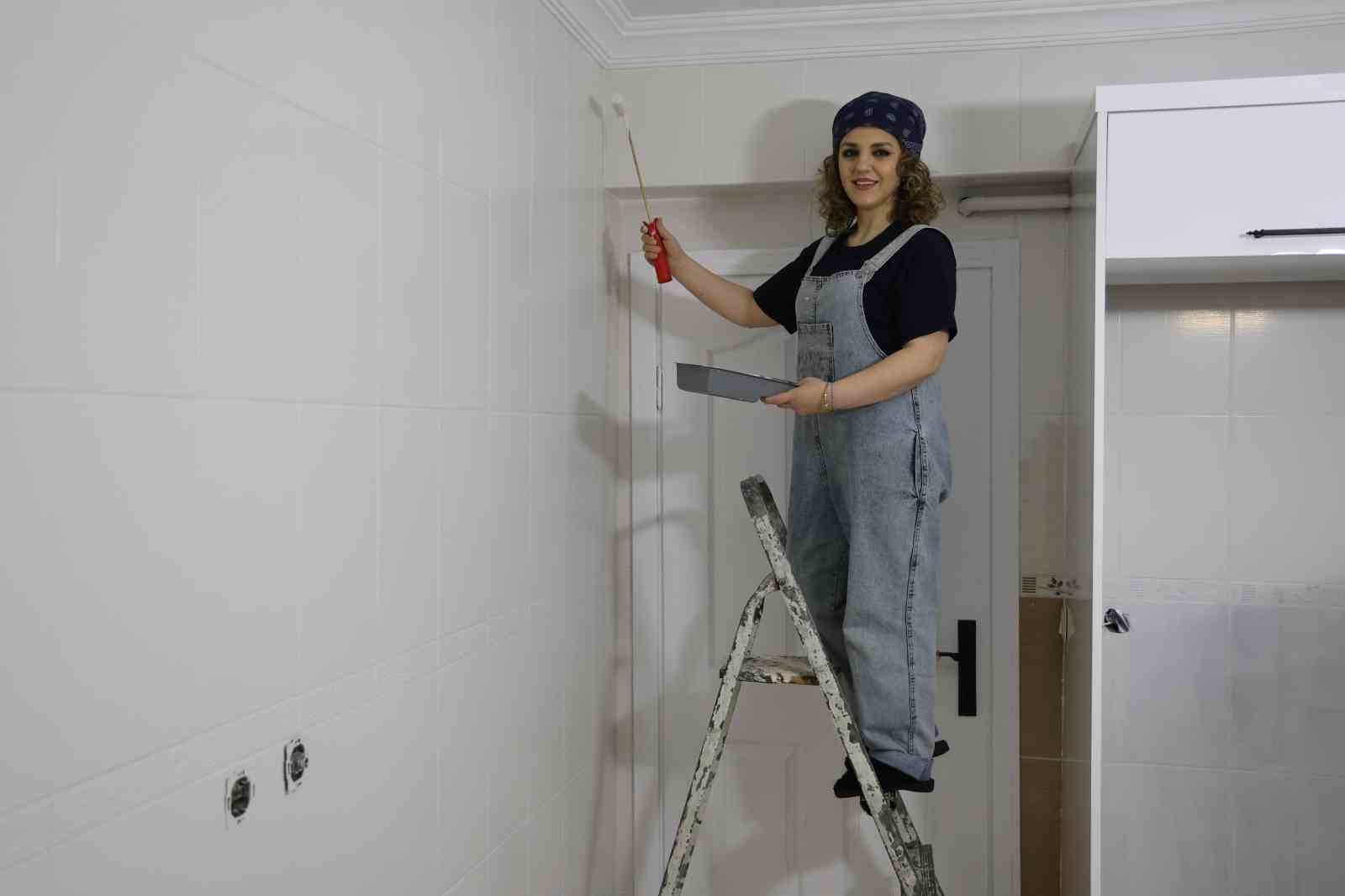 Sivas’ta Bir Kadın Boyacı, 400 Ev Boyayarak Meslektaşlarına Meydan Okudu