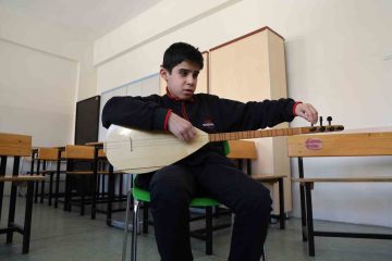 Sivas’ta Görme Engelli Genç Ömer, Müziğin Ritmini Hissederek Bağlama Çalıyor