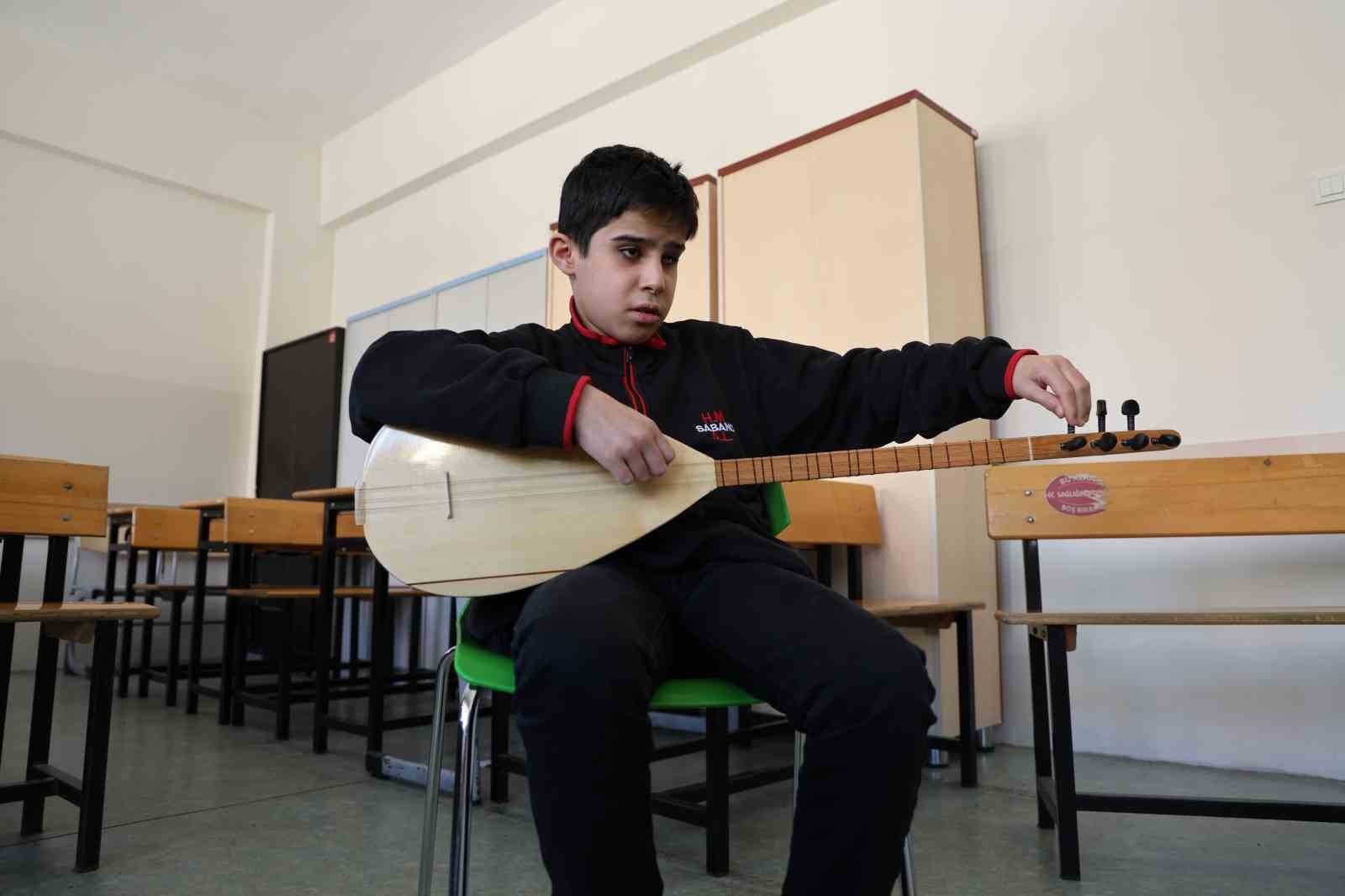 Sivas’ta Görme Engelli Genç Ömer, Müziğin Ritmini Hissederek Bağlama Çalıyor