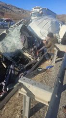 Sivas’ta Kontrolünü Kaybeden Ticari Araç Bariyere Çarptı: Sürücü Yaralandı