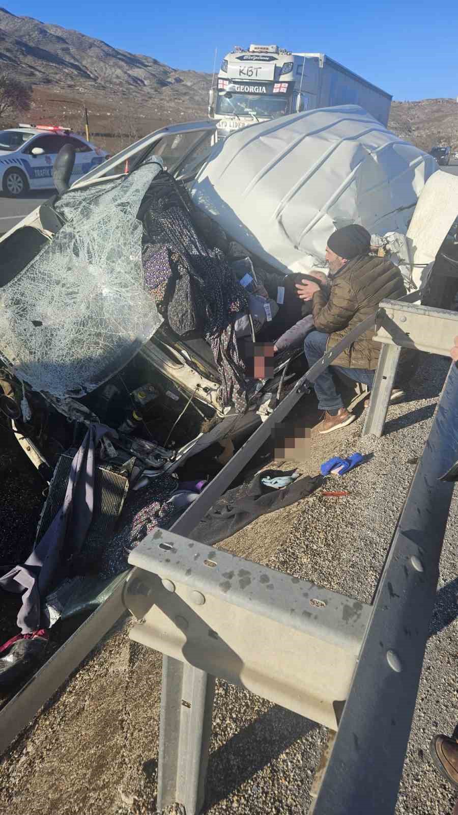 Sivas’ta Kontrolünü Kaybeden Ticari Araç Bariyere Çarptı: Sürücü Yaralandı