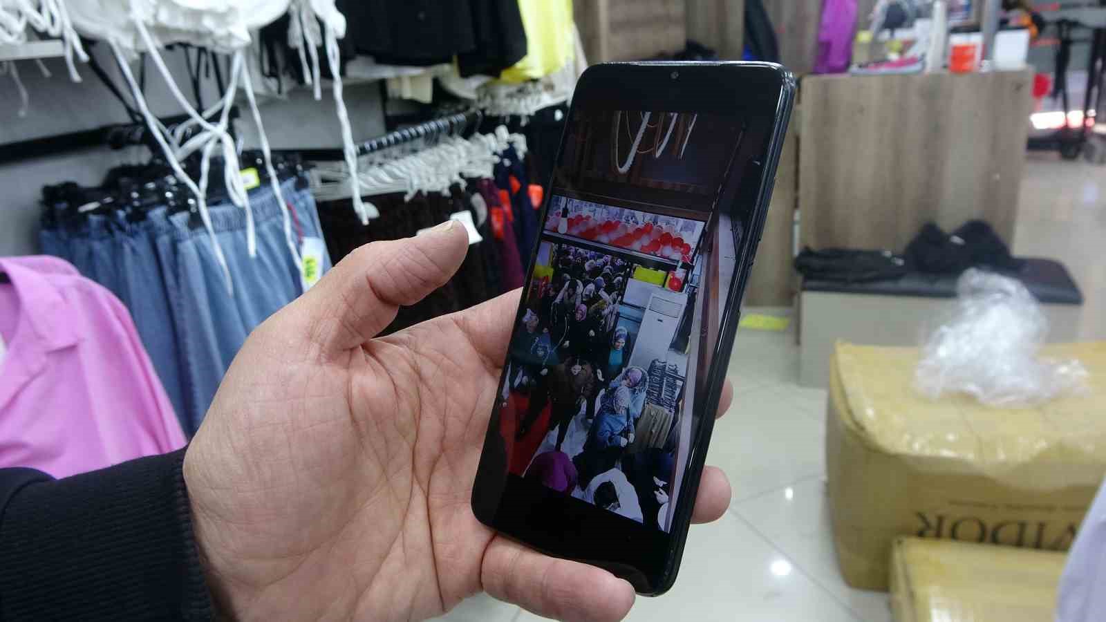 Sivas’ta Mağaza Açılışında Oluşan İzdihamda Vatandaşlar Tehlike Atlattı