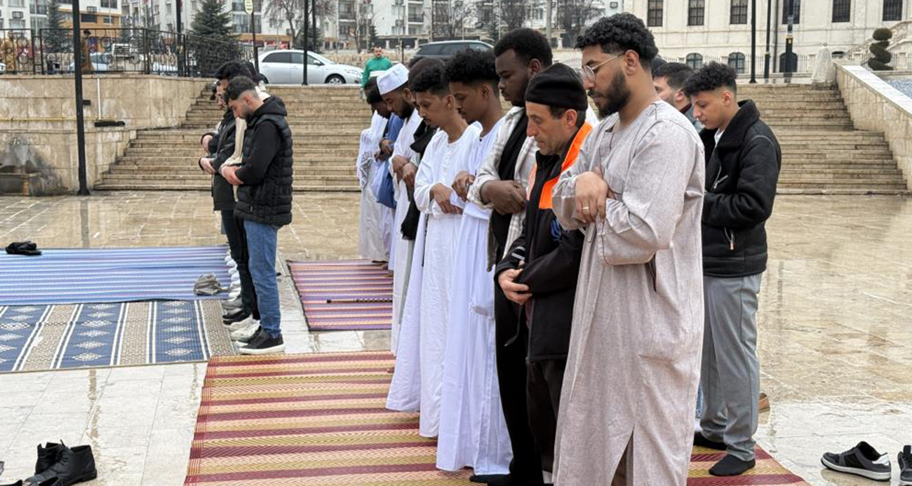 Sivas’ta Tarihi Kale Camii’nde Bayram Namazı Coşkusu